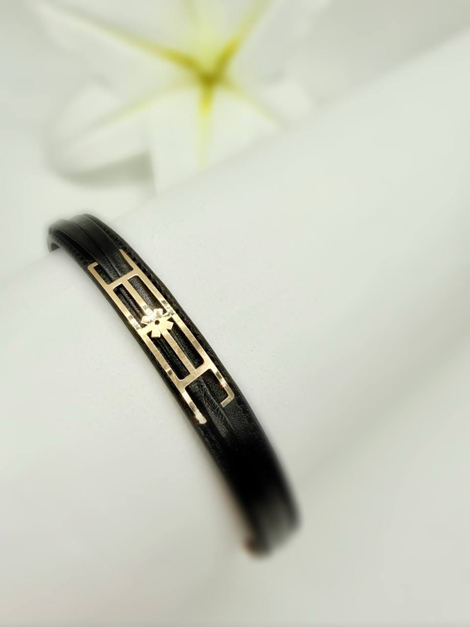 photo_2025-12-09_13-30-52 دستبند چرم مستطیل ۱ گل - Image 1